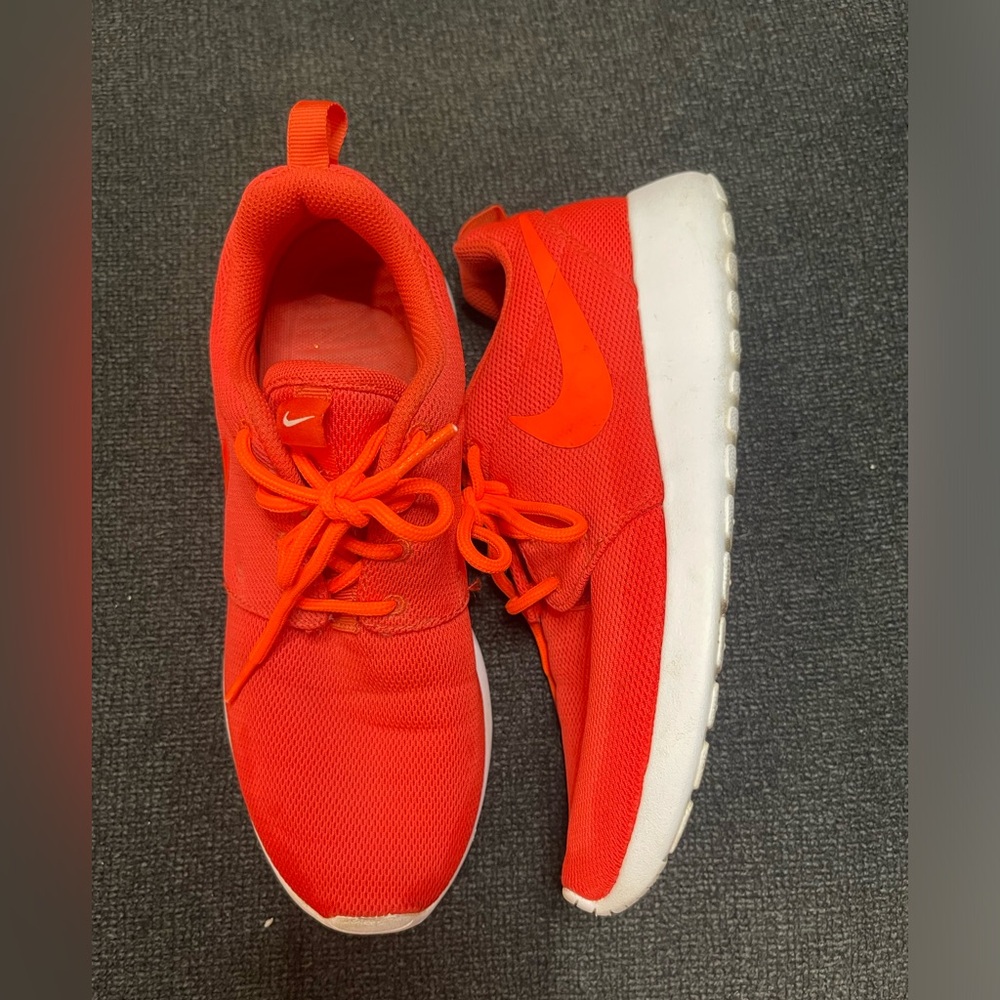 Size 6.5 Women’s Nike athletic shoes! Like new.